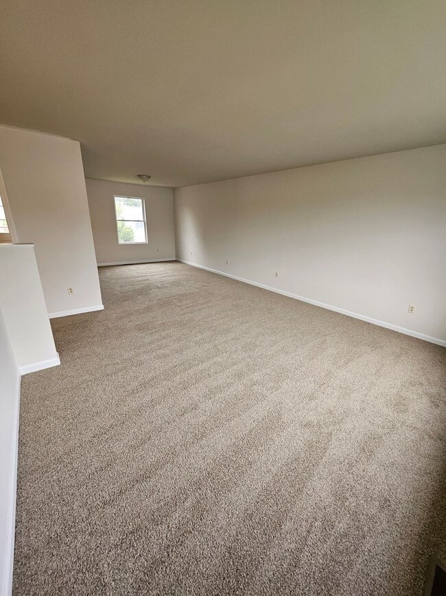 Building Photo - 2105 Circleville Rd