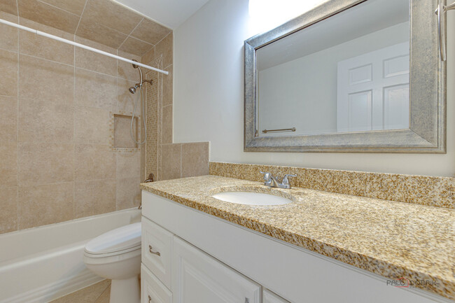 Building Photo - 813 Meadow Ln
