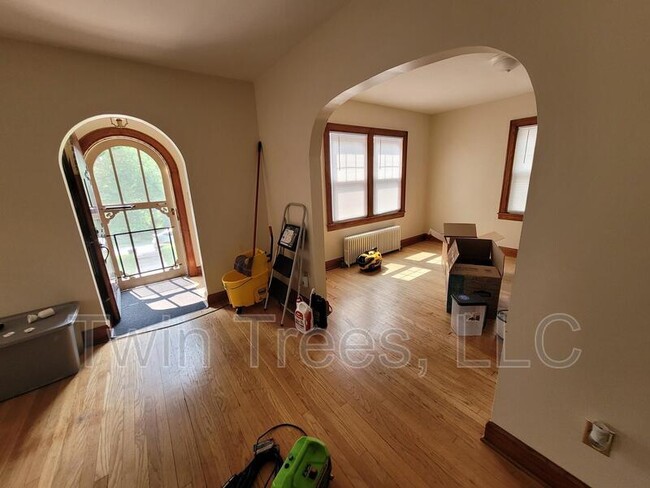 Building Photo - 5949 Gospel St