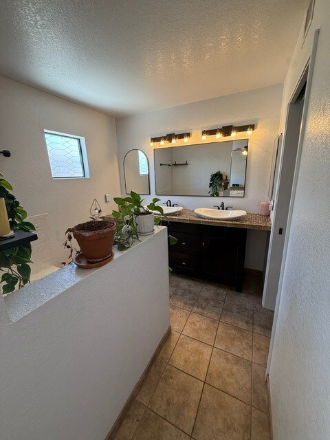 Building Photo - FOR RENT