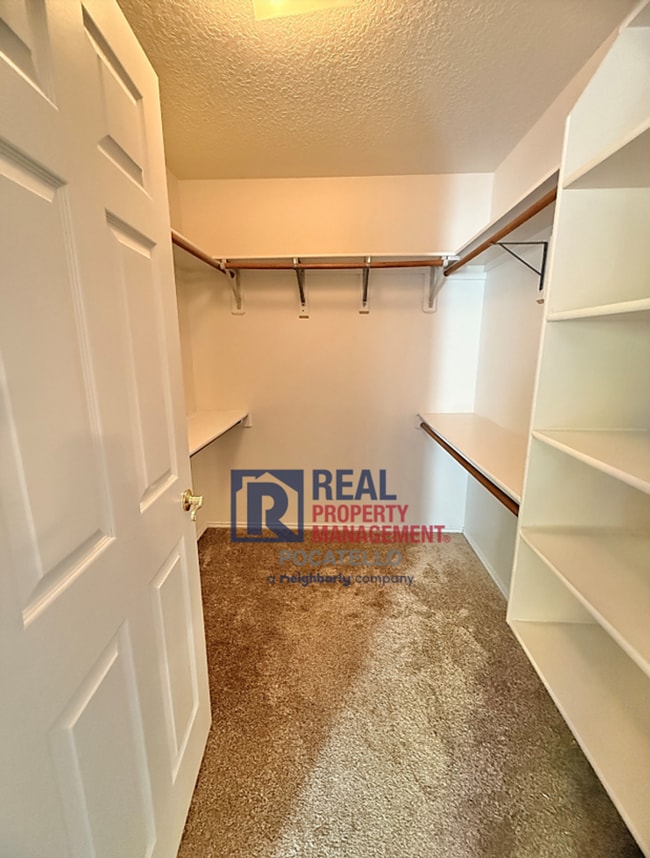 Building Photo - 4 bedroom 3 bathroom - 2 car garage -This ...