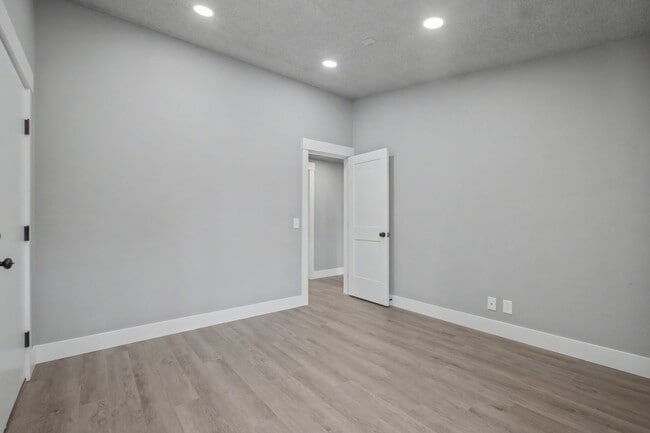 Building Photo - 332 S Birch St