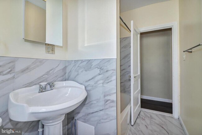 Building Photo - 24 Trent Ave