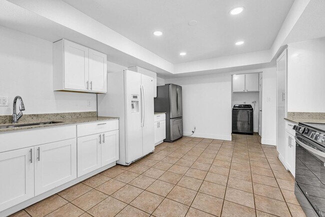 Building Photo - 6 bed/ 3.5 bath