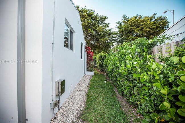 Building Photo - 1050 NW 46th St