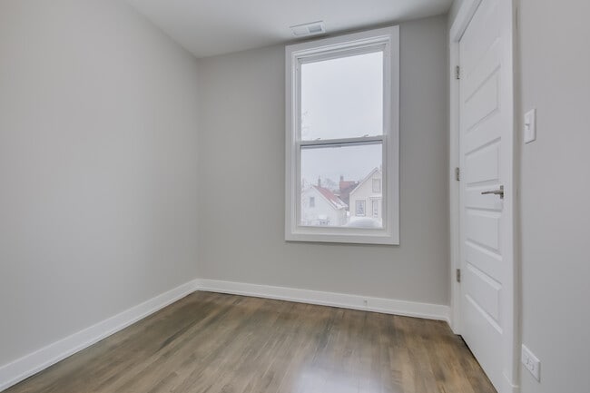 Building Photo - 2842 N Avers Ave