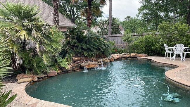 Building Photo - 10 Acorn Cluster Ct