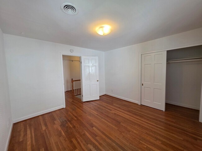 Building Photo - Larchmont