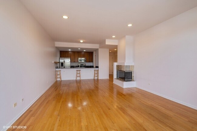 Building Photo - 2040 W Belmont Ave