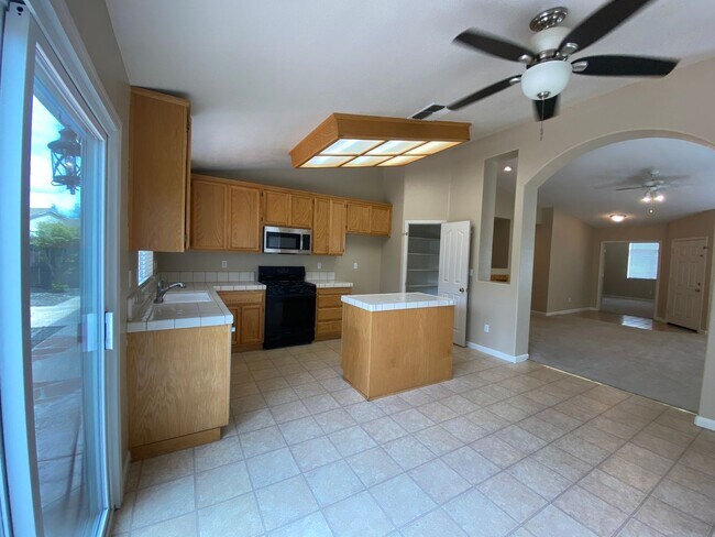 Building Photo - Cozy 3 Bedroom With A Large Den!
