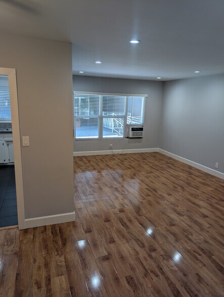 Building Photo - 7068 Lanewood Ave