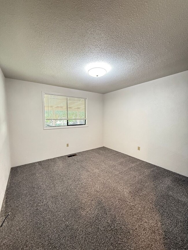 Building Photo - Charming 3 bed 2 bath home in SE Medford!