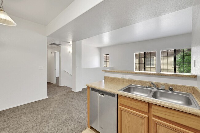 Building Photo - 2 Bedroom Condo