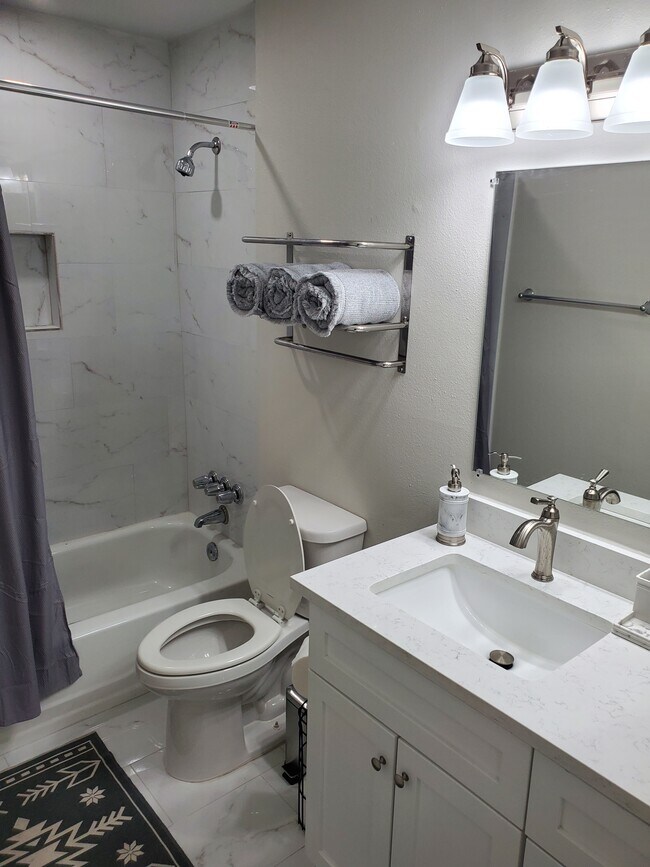 Building Photo - 1161 Lake Ave