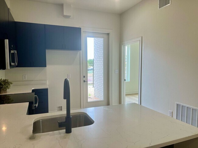 Building Photo - The Court At Overton