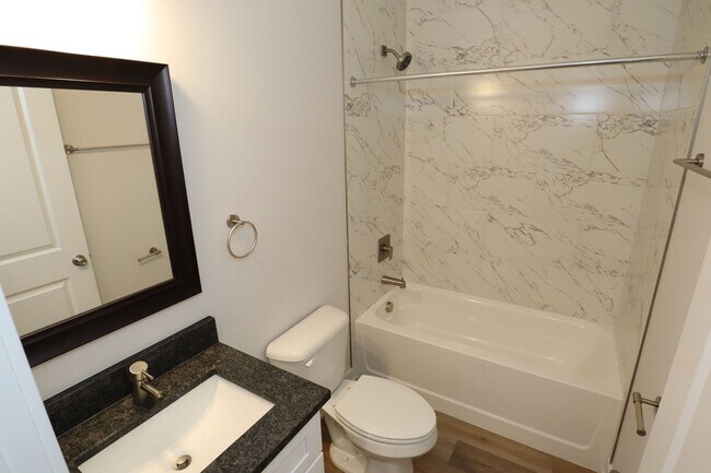 Building Photo - 3 Bedroom Upstairs Duplex in Near Eastside!