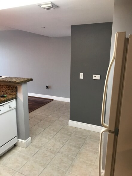 Building Photo - 3000 SW 22nd St