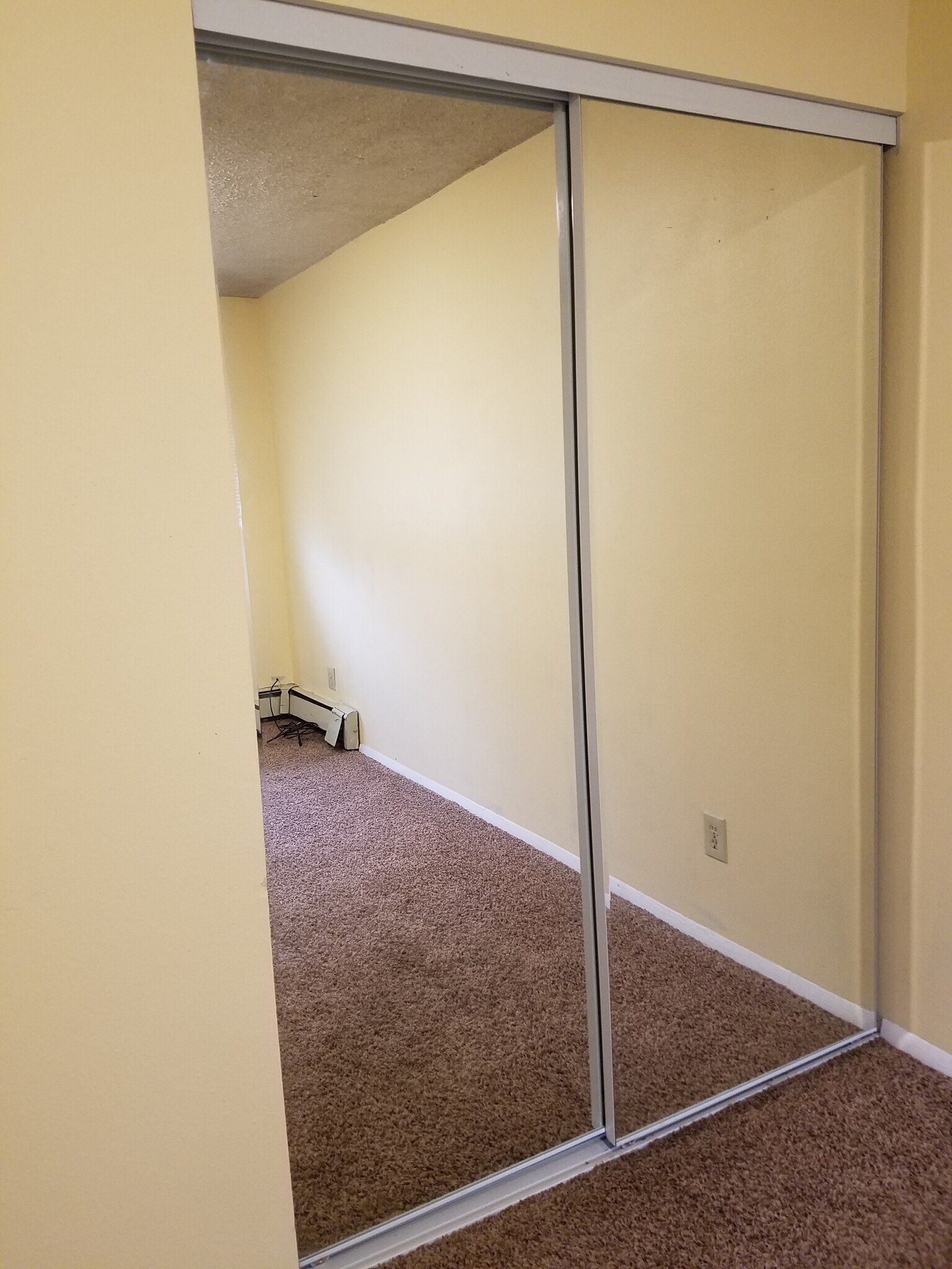 Building Photo - 215 River View Dr