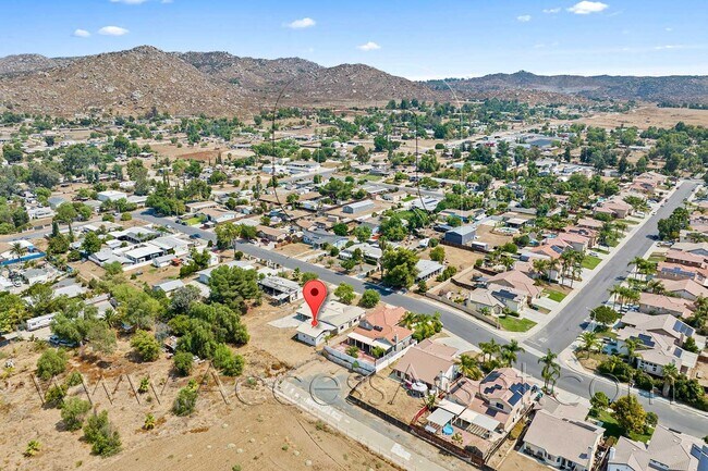 Building Photo - Cozy 2 Bed/1 Bath Unit In Peaceful Homeland Neighborhood!