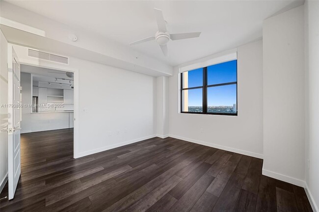 Building Photo - 555 NE 8th St