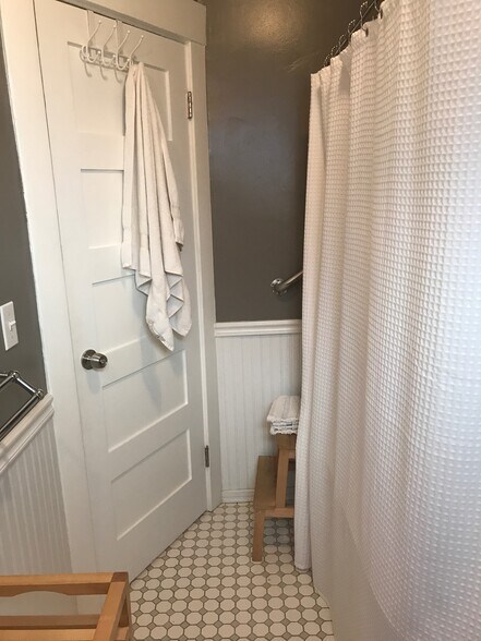 Bathroom - 906 W Howe St