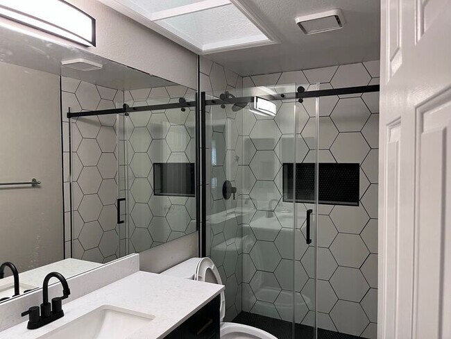 Building Photo - MOVE IN SPECIALS!! Lovely 3BD-2BA Gilbert ...