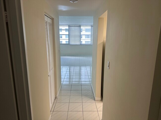 Building Photo - 999 Brickell Bay Dr