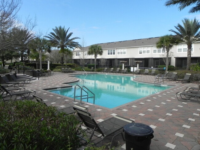 Building Photo - 2 bedroom, 2.5 bath townhouse