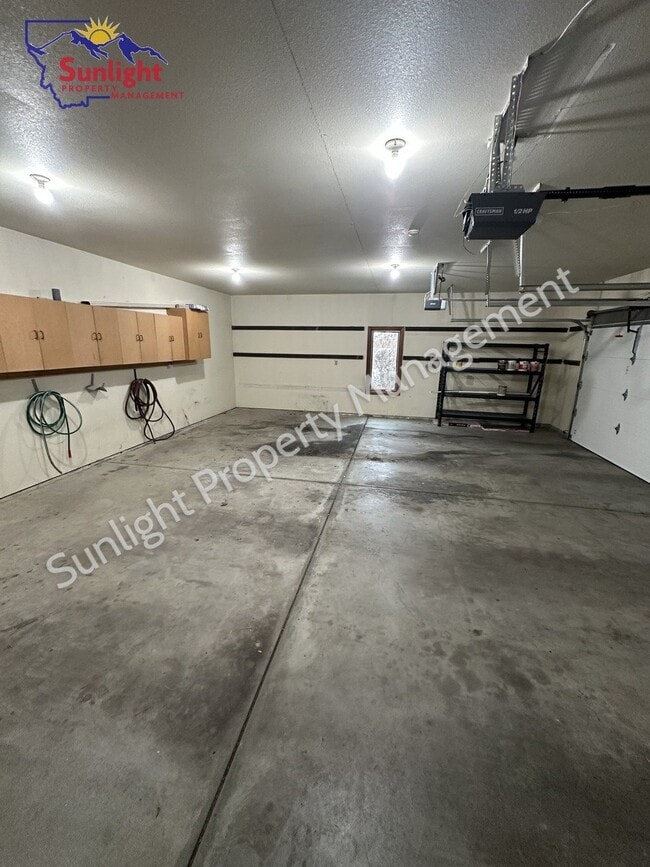 Building Photo - 4-Bedroom Retreat with 3.5 Baths in Billings – 4,378 Sq. Ft. of Comfort on Rimrock Road!