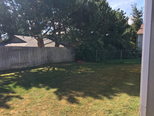 Building Photo - Close to Downtown and CWU!