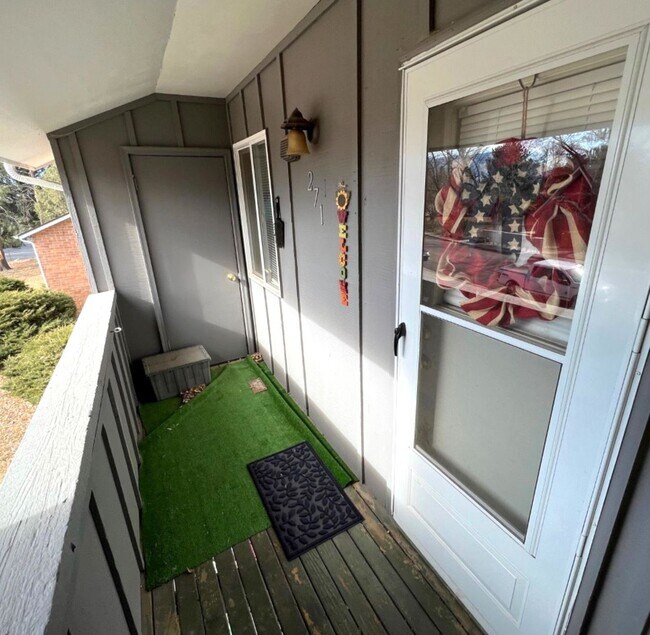 Building Photo - Charming 2-Bedroom Condo for Rent