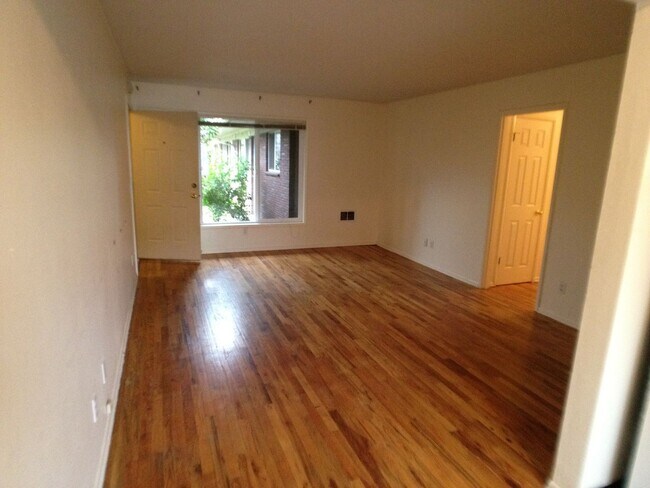 Building Photo - Bottom level 2bed, off street parking, hardwoods, all pets welcome!