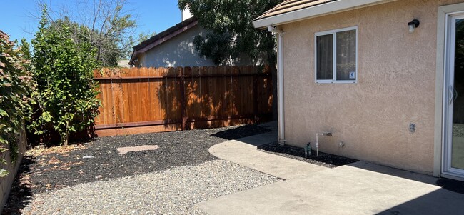 Building Photo - Salida: $2,300  3 bedroom 2 bath with a ga...