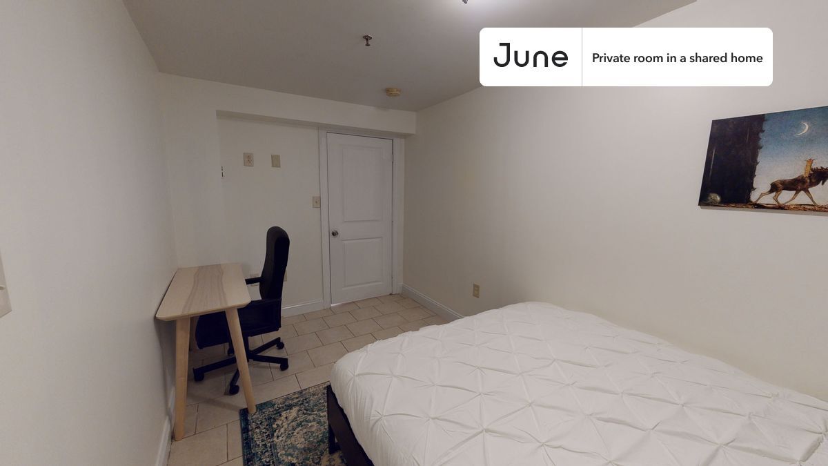 Building Photo - Private bedroom in 4 bed/2 bath Home