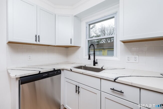 Building Photo - 555 Graham Rd