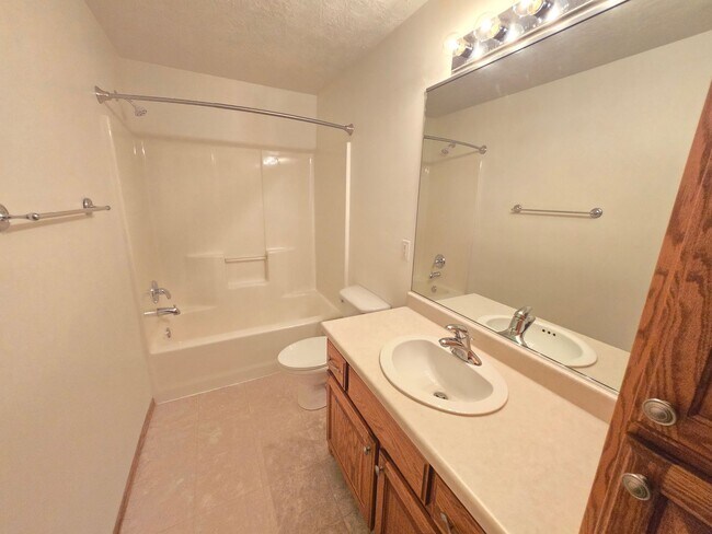 Building Photo - Spacious West Sioux Falls Twinhome with Gr...