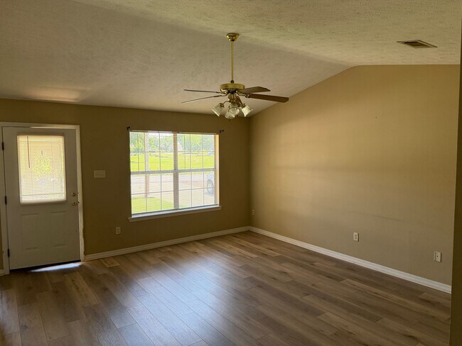 Building Photo - 2 Bed 1 Bath Duplex