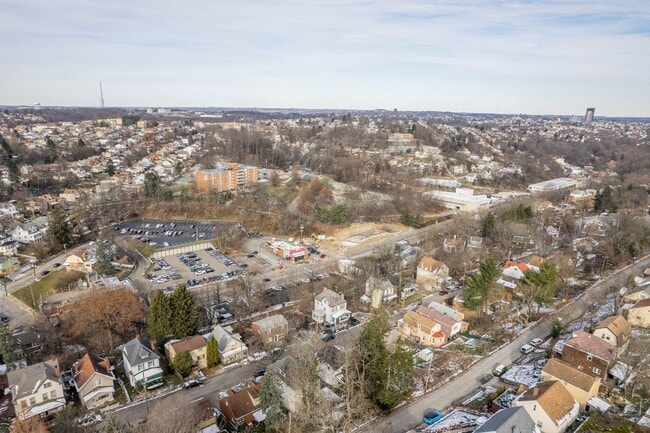 Building Photo - Ready for move in! Check out this RENOVATED 3 bedroom in BROOKLINE! UNBEATABLE LOCATION!