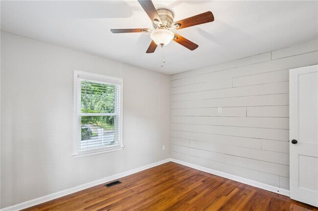 Building Photo - 1136 Gilbert St SE