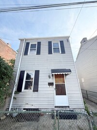 Building Photo - One or 2 bedroom, 1 bathroom home with a den in the heart of Lawrenceville.