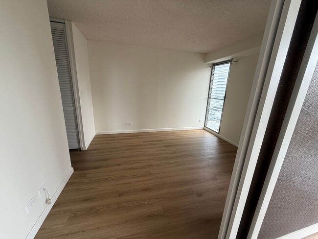 Building Photo - Renovated 1-bedroom unit available immedia...