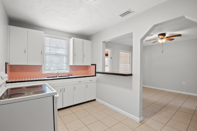 Building Photo - Unit For Rent in Gulfport!