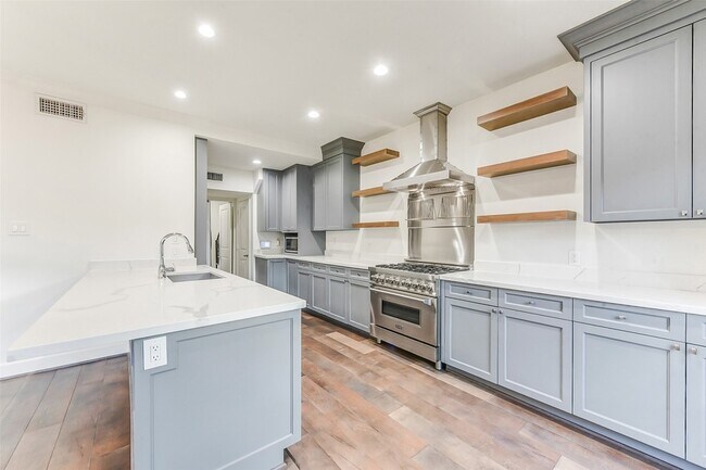 Building Photo - 7505 Brompton St