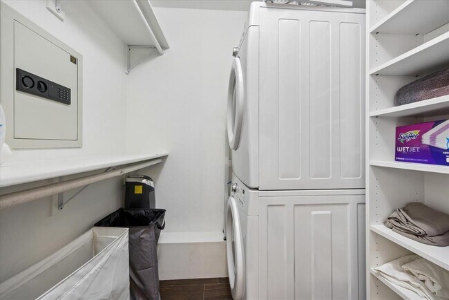 Building Photo - 1510 W 6th St