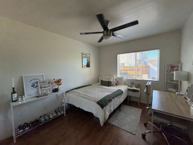 Building Photo - 5BD 3 BA with a Great Yard!