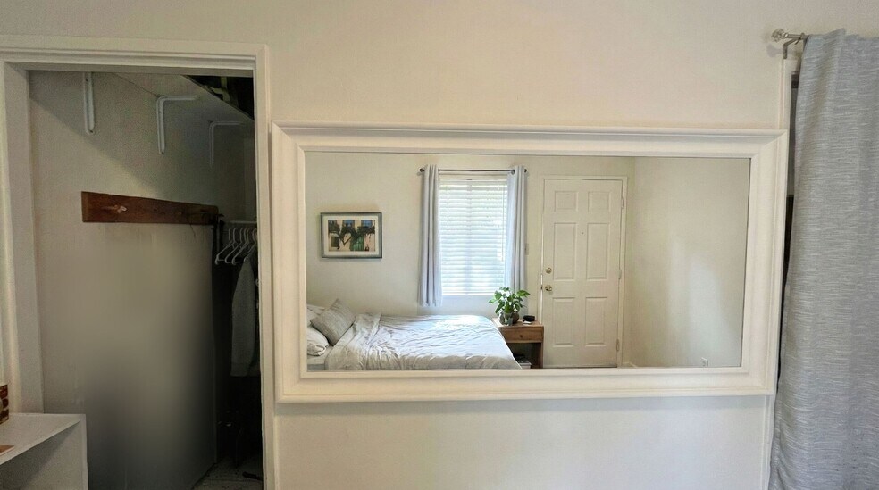 Building Photo - 1837 N Berendo St