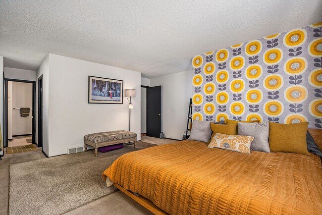 Building Photo - 4 bed/3 bath very spacious, fully furnishe...
