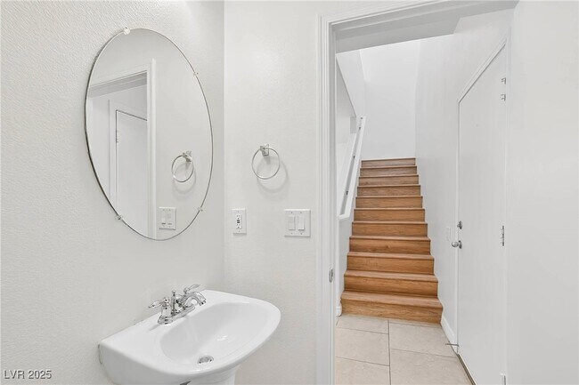 Building Photo - 2872 Strathallan Ave