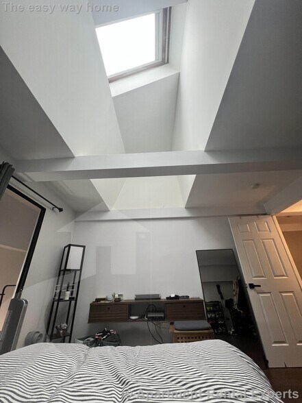 Building Photo - 14 Locust St