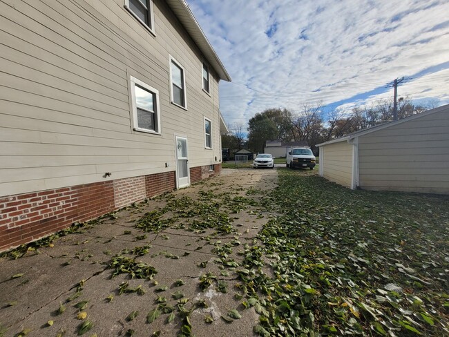 Building Photo - 4 Bedroom, 2 Bathroom home with large yard...